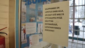 "Vår butik är stängningshotad. Om du är av den åsikten, att verksamheten bör fortgå i Estbacka, så skriv på adressen...." står det på uppropet på dörren i butiken. namninsamling mot stängning av siwa i estbacka