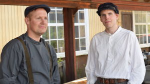 Sami Korpinen från Lojo och Jukka Vieri från Kerava gör filmdebut, uppklädda i 1940-talsstil från topp till tå. Statister på filminspelning i Fiskars.