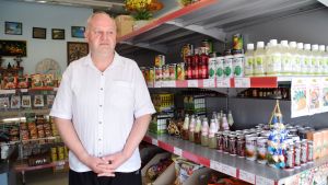 Ray Kvarnström driver en asiatisk specialmataffär tillsammans med sin fru på Dalgatan framför parken. Butiksägare i butik med asiatisk mat