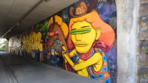 Muralmålning under Arkadiagatan i Helsingfors. Gatumålning i cykeltunnel.