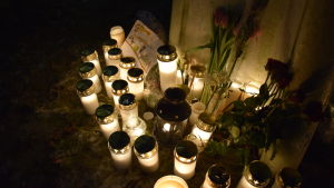 I flera terrorattacker utomlands misstänks gärningsmännen ha radikaliserats i fängelset. Bilden hör ihop med terrorattacken mot tidningen Charlie Hebdo år 2015. Minnesstund i Helsingfors för offren i terrorattacken mot Charlie Hebdo