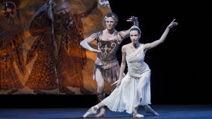 Amazonernas drottning Hippolyta och Atens hertig Theseus. Daria Makhateli och Nicholas Ziegler. pas des deux i en midsommarnattsdröm som balett på Finlands nationalopera 2015