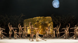 Nicholas Ziegler som Theseus och Daria Makhateli som Hippolyta omgivna av andra atenare. en scen ur En midsommarnattsdröm som balett i koreografi av Jorma Elo 2015