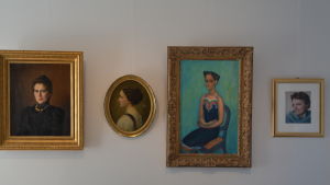 En rad av grevinnor. Från vänster Hortense Creutz f. Morsing (1859-1954), Ulla Creutz f. Segerstråle (1887-1965), Nan Creutz f. Baumgartner (1915-2015) och Kristina Creutz f. Kemner (1948-) Porträtt av grevinnorna på Malmgård