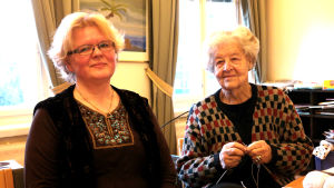 Auli Yli-Äyhö leder stickcaféet och Kristin Öhman stickar glatt. Auli Yli-Äyhö och Kristin Öhman i Kvartersklubbens stickcafé i Åbo