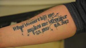 Tatuering med texten What doesn´t kill me makes me stronger 7.5.1993 11.9.2012