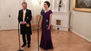 Så här såg presidentparet ut i fjol. I år blir det någonting helt annat för Jenni Haukio. President Niinistö lär ska köra stort sett samma koncept, Sauli Niinistö och Janni Haukio fina för slottsbalen.