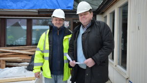 Projektledare Mika Jokinen och fastighetschef Seppo Pihl på plats utanför gamla tandvårdscentralen på Elmgrensvägen. projektledare Mika Jokinen och fastighetschef Seppo Phil utanför gamla tandvårdscentralen i Pargas.