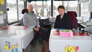 Roland Bergholm och Erica Skogster har åkt omkring med Sibbos bokbuss i flera år. Roland Bergholm och Erica Skogster har skött Sibbos bokbuss de senaste åren.