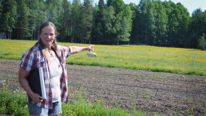 Där! 250 meter bort ska den planerade stenkrossen finnas i framtiden, om projektet blir av. Maria Mäkinen pekar mot området dit det nya stenbrottet planeras