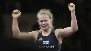 Petra Olli firar EM-guldet, våren 2016.