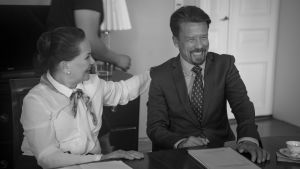 Rea Mauranen ja Tommi Eronen nauravat Presidentti-sarjan kuvauksissa.
