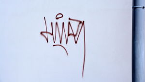 Skadegörelse i form av graffiti kan bli en dyr affär. Graffiti vid Lyceiparkens skola i Borgå.