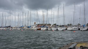 Om somrarna kan det var trångt i Östra hamnen invid Fabriksudden. Men enligt avtalet får verksamheten inte störa dem som vistas på Fabriksudden. Segelbåtar på rad