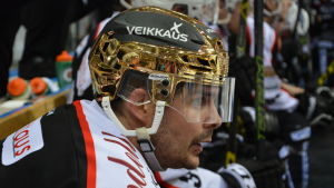 Stjärncentern Perrin berättar för Yle Sporten att han möjligtvis kan återvända till lätt isträning nästa vecka. Eric Perrin, november 2015.