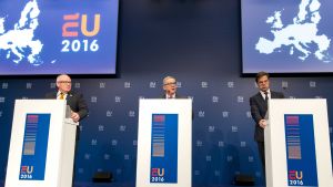 Frans Timmermans, Jean-Claude Juncker och Mark Rutte. Frans Timmermans, Jean-Claude Juncker och Mark Rutte.