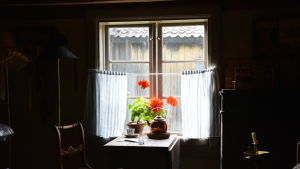 Det krävs specialkunskap för att renovera gamla hus. Ett fönster inne i ett av de gamlahusen på Klosterbacken.