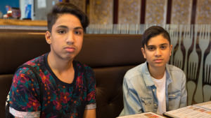 Hamza Hanif och Umeer Sheikh skulle äta indisk mat på söndagen. De har fastat hela Ramadan. Hamza Hanif och Umeer Sheikh