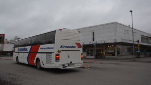 Buss vid karis busstation. En buss hämtar passagerare vid Fokushuset i Karis.