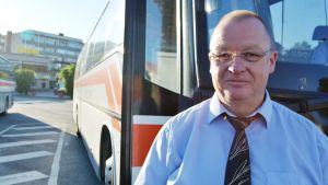 Dick Wallenius tycker det är tryggt att åka buss. Arkivbild. Dick Wallenius framför Borgå trafiks buss.