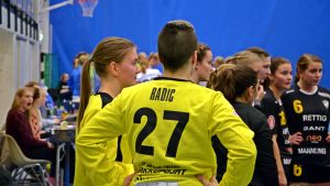 Erfarna Vanja Radic gav många värdefulla råd under ÅIFK-tiden. ÅIFK-damernas målvakter Linnea Back och Vanja Radic, 29.10.2015.