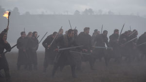 Macbeth leder sin härskara. Macbeth leder sin härskara i grådiset.