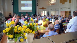 Det var mer än fullsatt i Äppelbackens matsal, då staden informerade om den kommande flytten. gula plastblommor