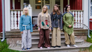 Justus Kammonen, Matilda Nygård, Jenna Nystedt och Adele Sandvik i rollspelsmundering. Justus Kammonen, Matilda Nygård, Jenna Nystedt och Adele Sandvik i rollspelsmundering.