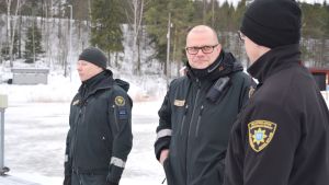 Äldre sjöbevakare Simo Puhakka pratar med brandmästare Mika Kynsijärvi. Sjöbevakningen följer med räddningsverkets övningar från stranden
