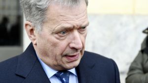 Sauli Niinistö funderar på livet och rättvisa med Eero Huovinen. President Sauli Niinistö efter att den utrikespolitiska ledningen diskuterat Syrien på fredagen.