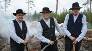 Håkan Sand, Sven Eklund och Kurt Råstu. Håkan Sand, Sven Eklund och Kurt Råstu från Övermark-Yttermark Lions, vid tjärdalen i Övermark.