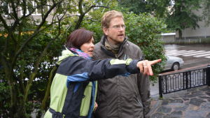 Programvärd Nina Sederlöf med expert Johan Slätis Programledare Nina Sederlöf och Experttimmens egen expert trädgårdsagronom Johan Slätis besöker en nyligen anlagd trädgård i Bortre Tölö.