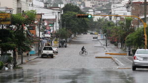 Öde gator i staden Puerto Vallarta inför orkanen Patricias ankomst. Öde gator i staden Puerto Vallarta inför orkanen Patricias ankomst.