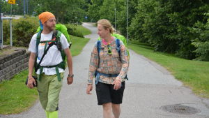 Margherita Ragg och Nick Burns vandrar från Borgå till Åland. Vandrarna Margherita och Nick går i Nådendal