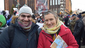 Sunniva Drake och Rian tycker att man borde ta mänskliga rättigheter i beaktande då man fattar asylbeslut Sunniva drake och Rian på demonstrationen