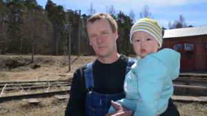 Smeden Tomi Laine skulle vilja göra området till en infart till Borgå. Smeden Tomi Laine och hans son på järnvägsstationen i Borgå