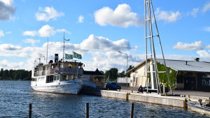 ESS har också nytta av den mastkran som finns i Norra hamnen. Båten Sunnan vid kajen, en gammal magasinbyggnad i bakgrunden.