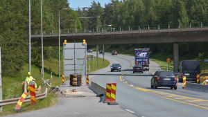 Investeringsplanen görs upp för en längre tid. Bilar kör förbi ett vägarbete.