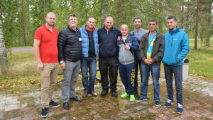 Asylsökande män från Albanien poserar tillsammans med frivilligarbetaren Fehmi Bushi, andra till vänster. Aylsökande män från Albanien poserar tillsammans med Fehmi Bushi, andra till vänster.