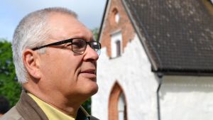 Pehr Sveholm var ordförande för den tillfälliga byggnadskommittén. Pehr Sveholm utanför Borgå domkyrka.