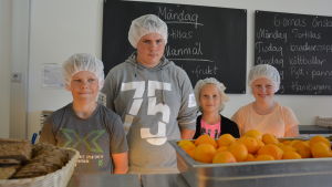 Elever i Amosparkens skola i Kimito har under vissa veckor själva fått bestämma menyn och hjälpa till med att tillreda maten. Bilden är från sexornas matdagar i slutet av maj 2016. Elever är kockar i Amosparkens skola.