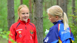 Juniortjejerna från Kronan och OK Botnia redo för träning.