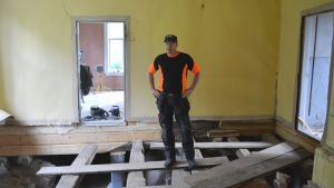 Yngve Häger. Det är ett noggrannt arbete att restaurera Kuddnäs, berättar Yngve Häger. Golvplankorna märks ut och sätts tillbaka på samma ställe när arbetet är klart.