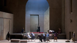 Ett stramt drama i stiliserad miljö. Foto från Elektra på Finlands nationalopera.