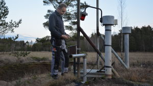 Serviceman Trygve Dahlström har koll på hur mycket vatten det finns i brunnen. Serviceman Tryggve Dahlström kontrollerar råvattenbrunnen i Vikom.