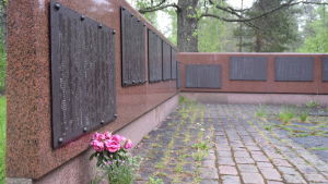 På tavlorna vid massgravens monument finns namn på fångar som dog i fånglägret i Dragsvik. På bilden tavlor med namn som finns vid monumentet vid massgraven efter fånglägren i Dragsvik.