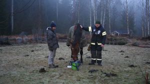Norri var nöjd med mat och ett värmande täcke. På bilden hästägaren Maisa Takamäki och Tuukka Jääskeläinen från FBK i Paloniemi i Lojo. Norris ägare Maisa Takamäki och Tuukka Jääskeläinen från FBK i Paloniemi i Lojo.