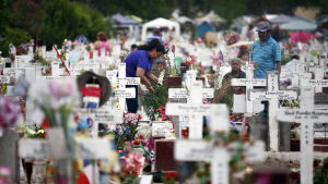 Människor besöker sina anhörigas gravar med blommor och ljus på allmänna gravgården i Santiago i Chile. Mänskor minns sina döda anhöriga i Chile