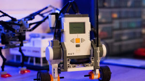 Björkström kan styra roboten med sin telefon. Roboten kan köra på två hjul och styrs av en mobiltelefon