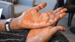 Ramieza säger att det känns obegripligt att bevittna hur det somaliska folket lider och sedan då de lyckas fly så ifrågasätter vi deras motiv. hennahands